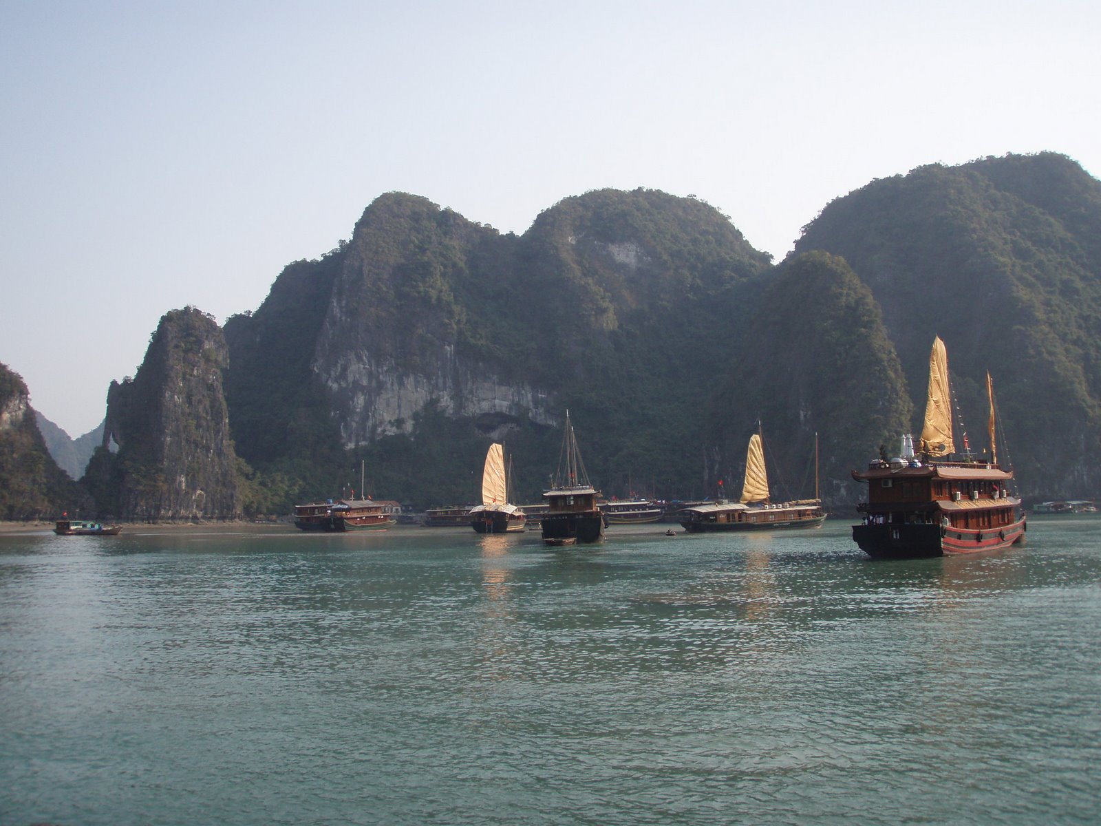 Cruisin’ Halong